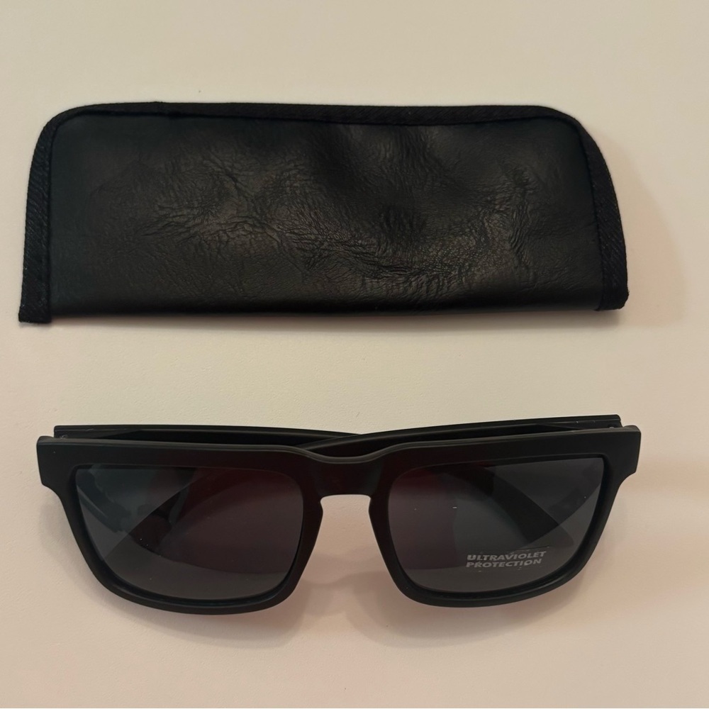 🕶️ NEW Matte Black Sunglasses w/ Case – UV Protection – Sleek Unisex Style